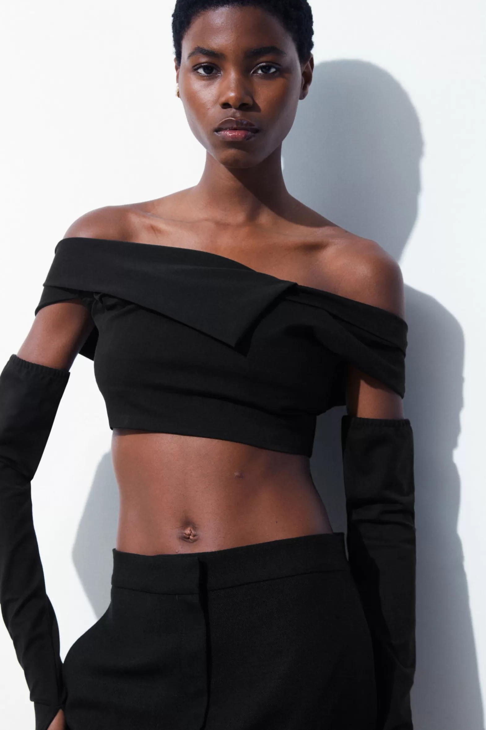 COS THE OFF-THE-SHOULDER CROP TOP