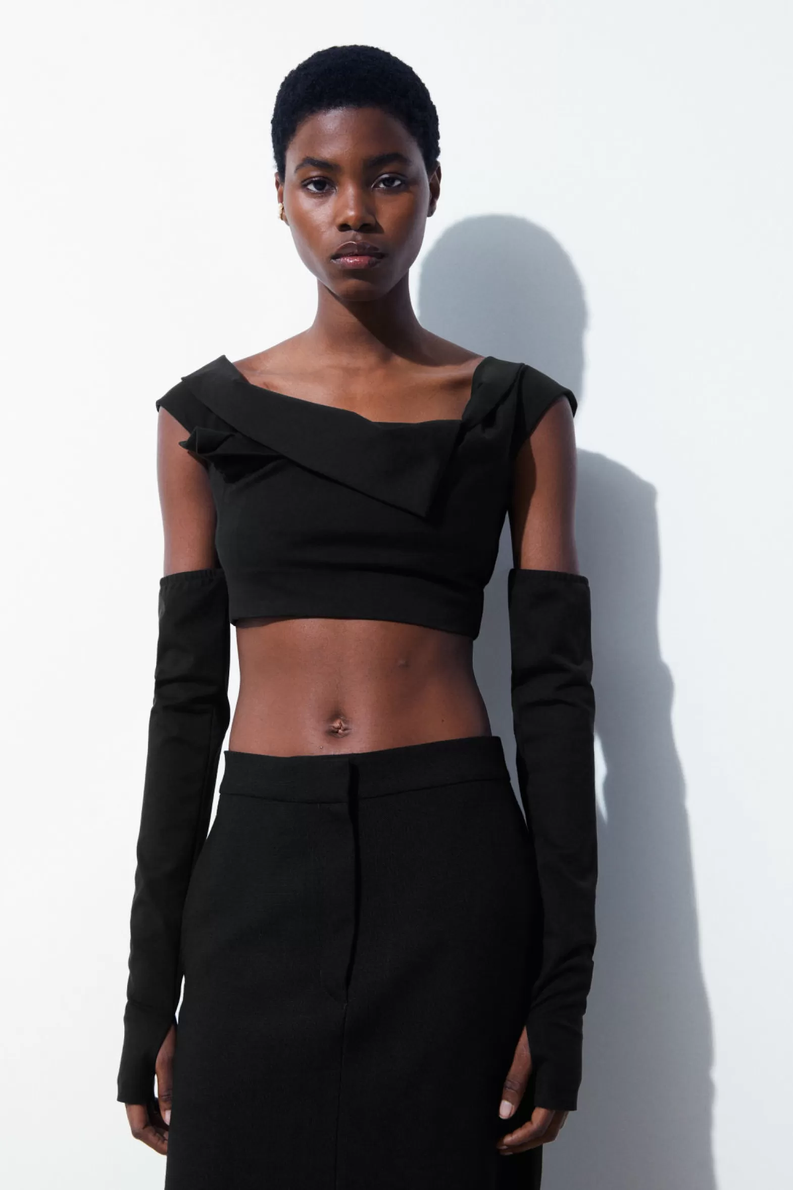 COS THE OFF-THE-SHOULDER CROP TOP